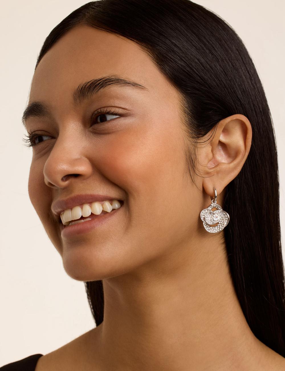 Boucles d'Oreilles Ted Baker FLORENCE - Crystal Flower Pendant Huggie Femme Argent | Paris  52148-RUMJ